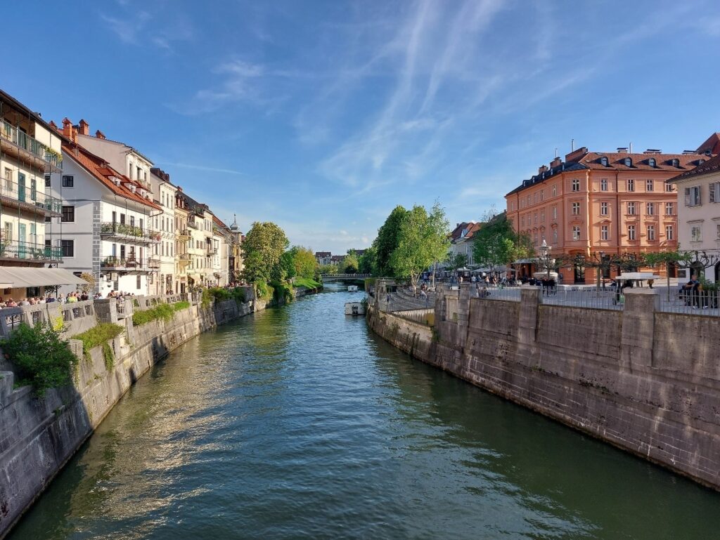 Was können Städte von Ljubljanas Ansatz zur Stadterneuerung lernen? 
Ljubljana, die Hauptstadt Sloweniens, ist eingebettet in eine reiche Geschichte zwischen Habsburgern und Ralsozialismus und erfuhr in den letzten 15 bis 20 Jahren eine umfassende und rasche Stadterneuerung...