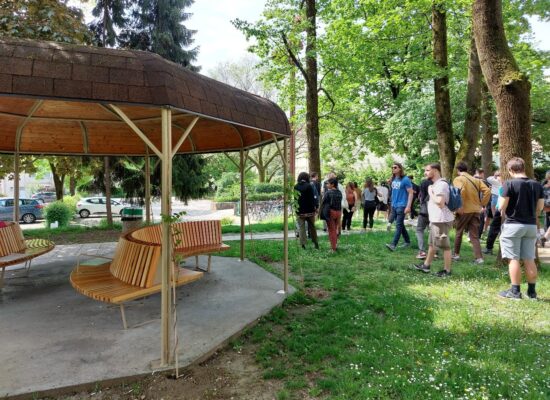 Prostorož opened up the closed smokers' pavilion next to the University clinical center and installed new benches to provide an inviting roofed place for sitting outside (©Thurner, 2023)
