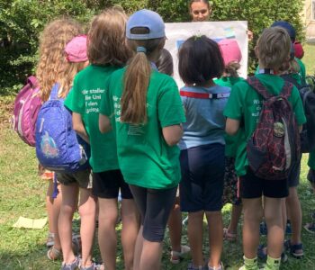 Discussion on the redesign of a playground (Photo: Kerstin Krellenberg)