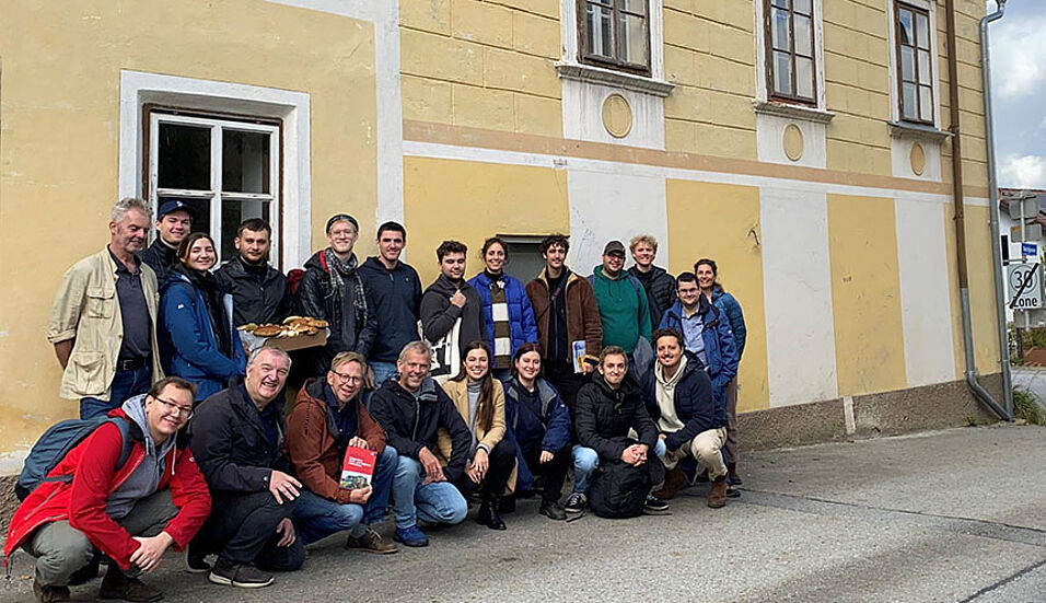 The former textile factory in Hirschbach/Waldviertel serves as a learning case for industrial transformation in Austria for 15 master's students from the Department of Geography and Regional Research as part of their project seminar.