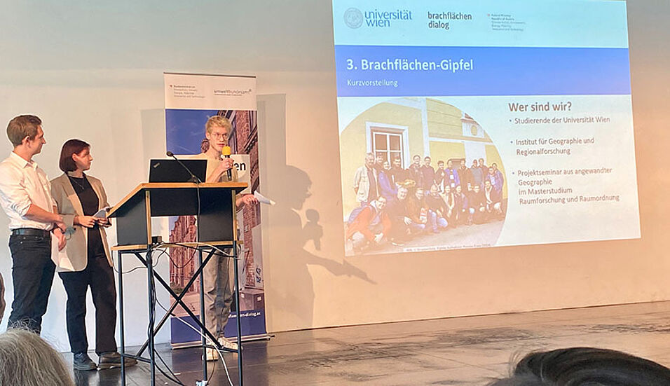 Master's students of the Department of Geography and Regional Research present their research approach to the analysis of a textile wasteland in the Waldviertel. Their geographically and spatially sensitive approach is met with great approval during the 3rd Brownfield Summit in Salzburg on October 22, 2024.